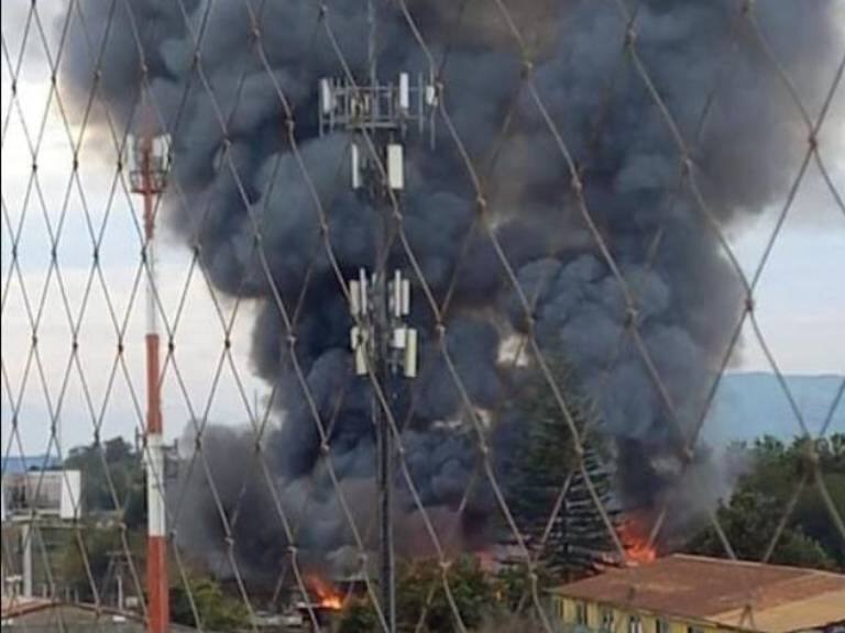 Gran columna de humo: incendio afecta a fábrica abandonada en Estación Central