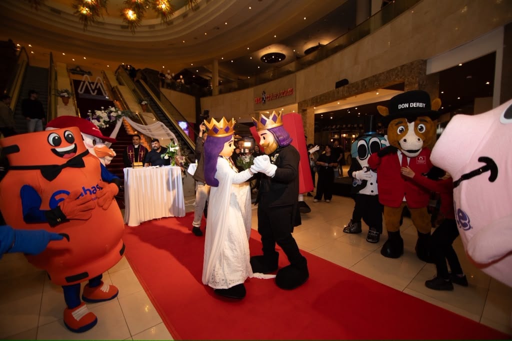 Chile, país de corpóreos: el matrimonio de “monos” que confirma la locura por estos personajes en el país