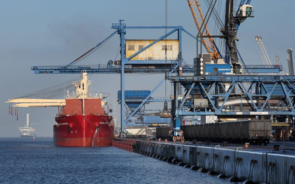 Un barco espera su carga en el puerto de la ciudad de Rostock en Alemania