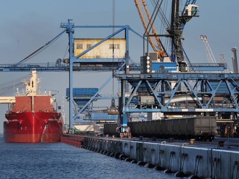 Un barco espera su carga en el puerto de la ciudad de Rostock en Alemania