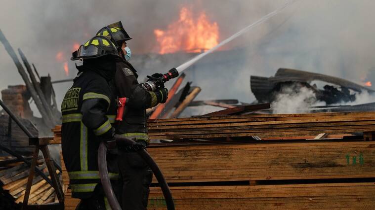 11 de enero de 2022/SANTIAGO Un incendio destruyó una barraca y locales comerciales en Cerro Navia, diversos cuerpos de bomberos acudieron al lugar debido a la falta de presión de los grifos del sector debido a una rotura de matriz en el sector lo que ha dificultado el combate de las llamas
FOTO: FRANCISCO CASTILLO /AGENCIAUNO