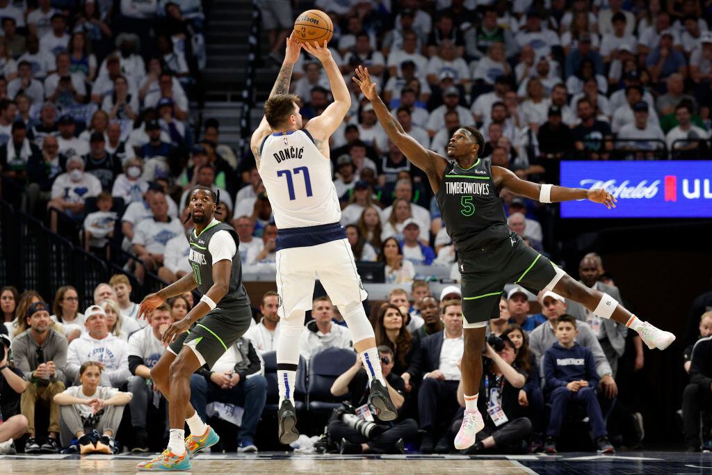 Luka Doncic lanza ante la marca de Anthony Edwards, en el triunfo de Dallas Mavericks sobre Minnesota Timberwolves para llegar a la final de la NBA.