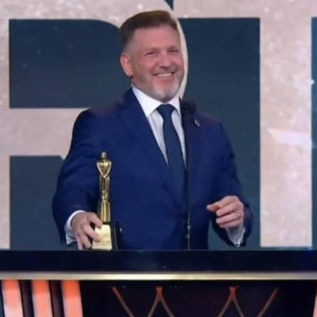 Presidente de Conmebol vuelve a figurar en Argentina: recibió un premio en importante noche de la TV trasandina