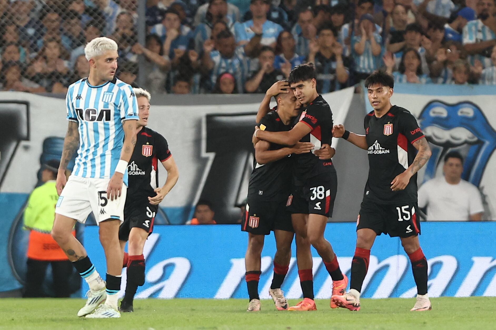 En un partido descomunal, Estudiantes sorprende a Racing y le da una mano a Vélez en la pelea por el título argentino | Getty Images