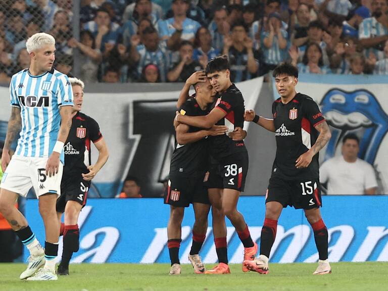 En un partido descomunal, Estudiantes sorprende a Racing y le da una mano a Vélez en la pelea por el título argentino | Getty Images