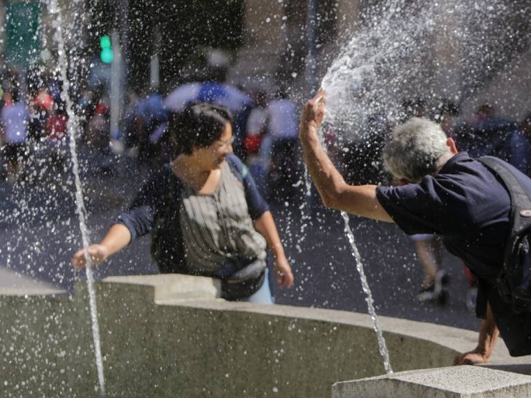 Hasta 32 grados en Santiago: emiten aviso por altas temperaturas para el fin de semana en ocho regiones del país