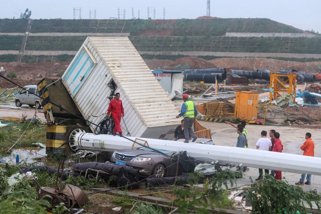 Un container cae sobre un vehículo tras el tornado en Wuhan