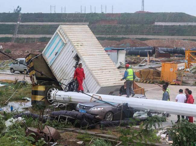 Un container cae sobre un vehículo tras el tornado en Wuhan