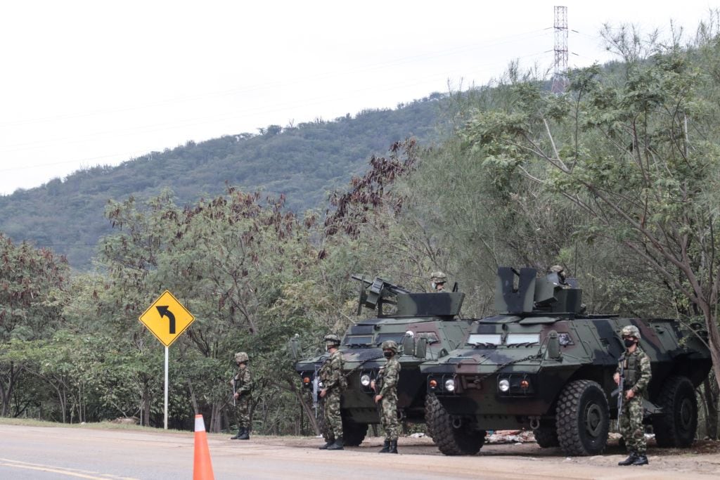 Fuerzas del ejército colombiano vigilan las rutas