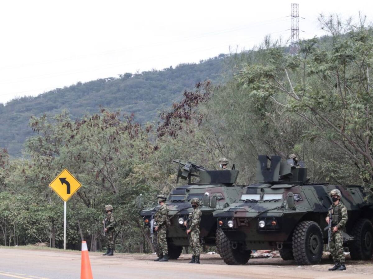 Dos muertos y cinco heridos deja un ataque con moto bomba a un batallón en Colombia