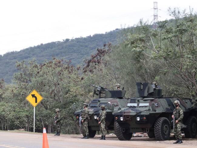 Fuerzas del ejército colombiano vigilan las rutas