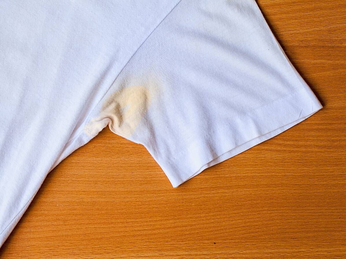 Ni con alcohol, ni limón: Así puedes limpiar las manchas de desodorante de las axilas en camisas y poleras