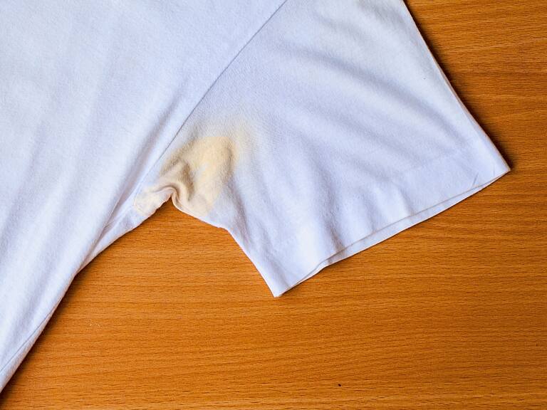 Ni con alcohol, ni limón: Así puedes limpiar las manchas de desodorante de las axilas en camisas y poleras