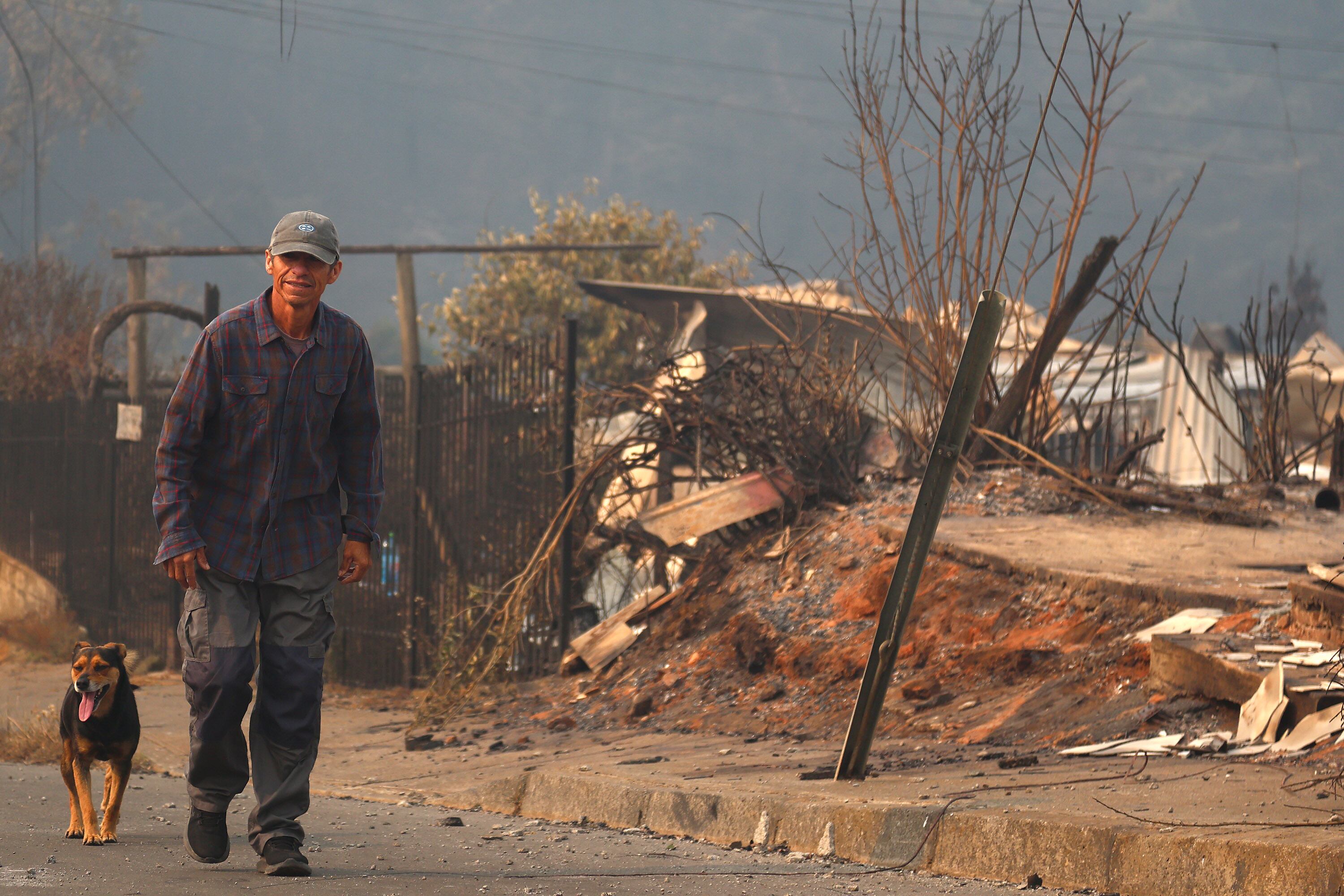 19 de ENERO DE 2026 / CONCEPCIÓNPersona recorriendo los escombros tras el incendio que afectó a Punta de Parra y otros sectores de la zona
FOTO : LUKAS AGUAYO/ AGENCIA UNO