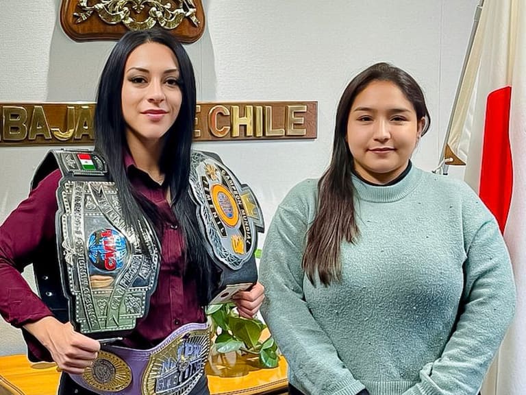 “Debería vestir más acorde al cargo”: Cónsul de Chile en Japón se llena de críticas por vestimenta en reunión con luchadora nacional