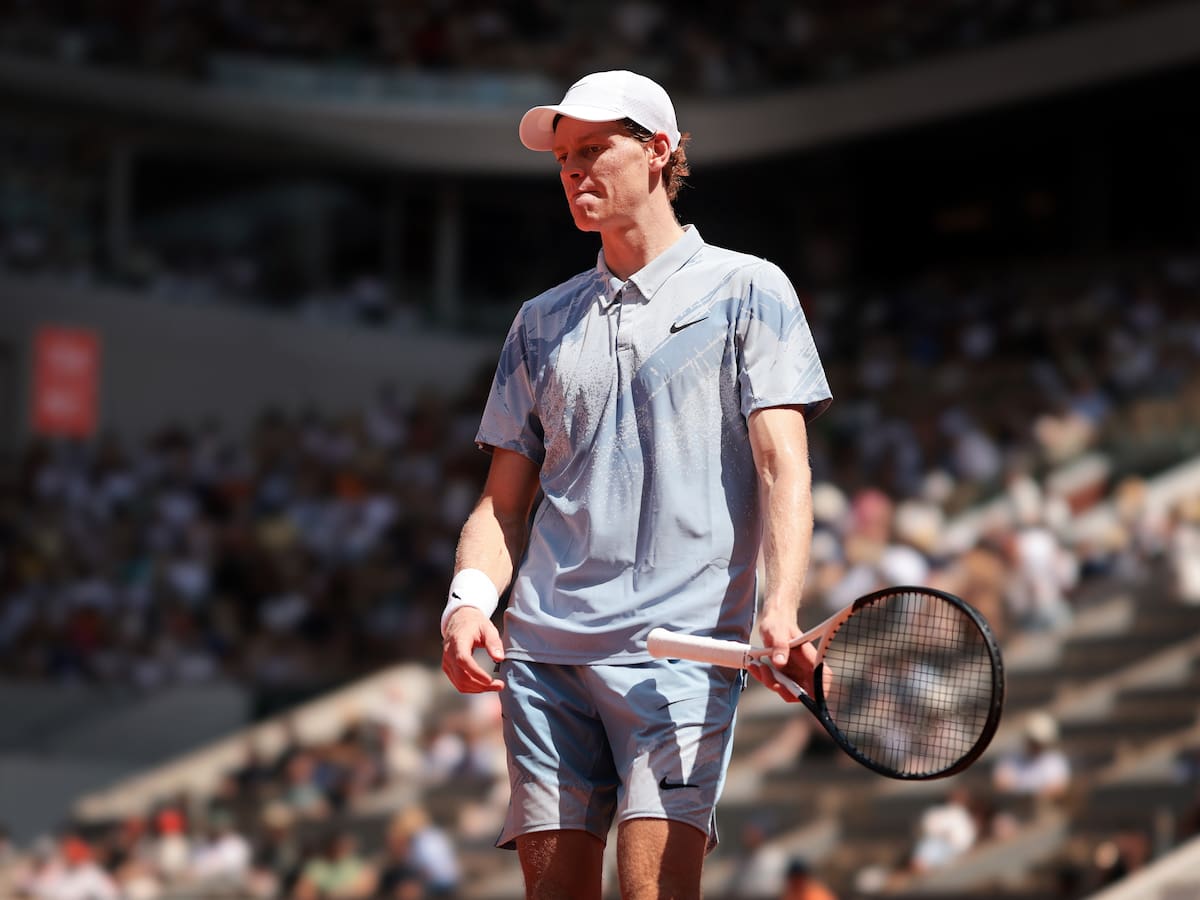 Sorpresa máxima en Roland Garros: Sinner queda eliminado en segunda ronda y extiende su “maldición” en París