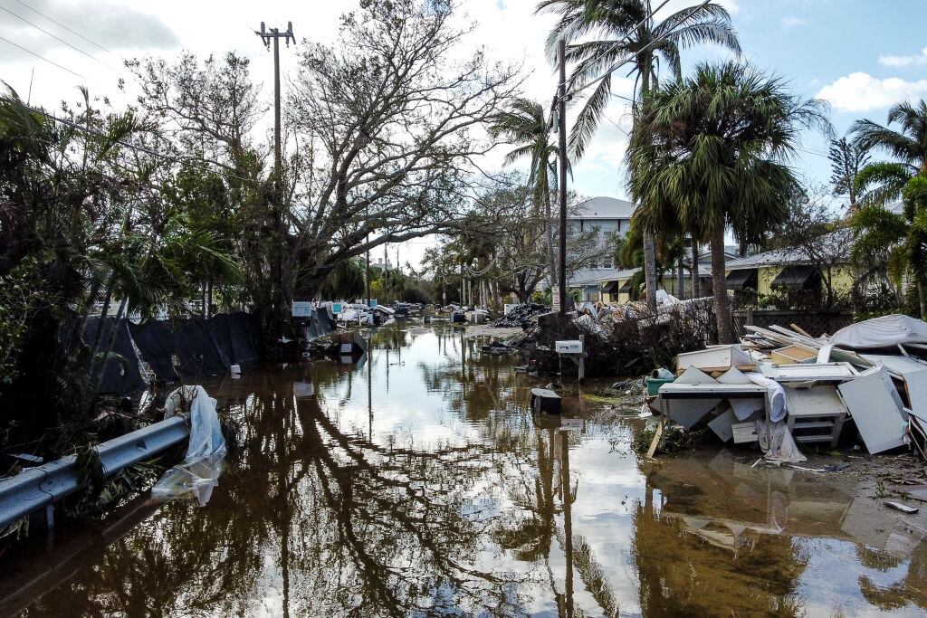En la localidad de Siesta Key en Florida se observan los daños materiales y las inundaciones que deja el paso del huracán Milton por Estados Unidos