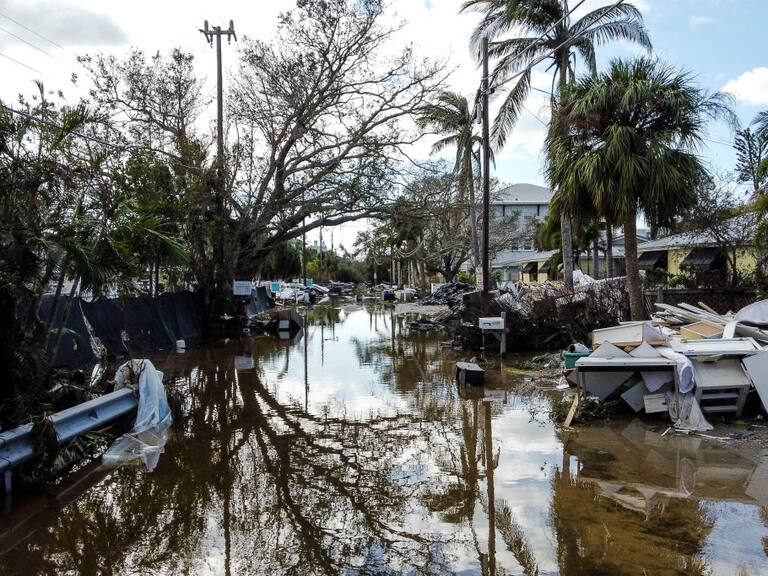 En la localidad de Siesta Key en Florida se observan los daños materiales y las inundaciones que deja el paso del huracán Milton por Estados Unidos