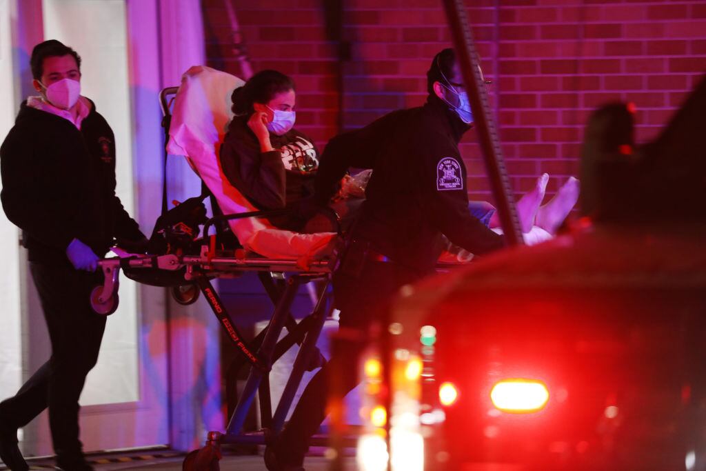 Un paciente de Covid-19 es ingresado a un hospital en Nueva York