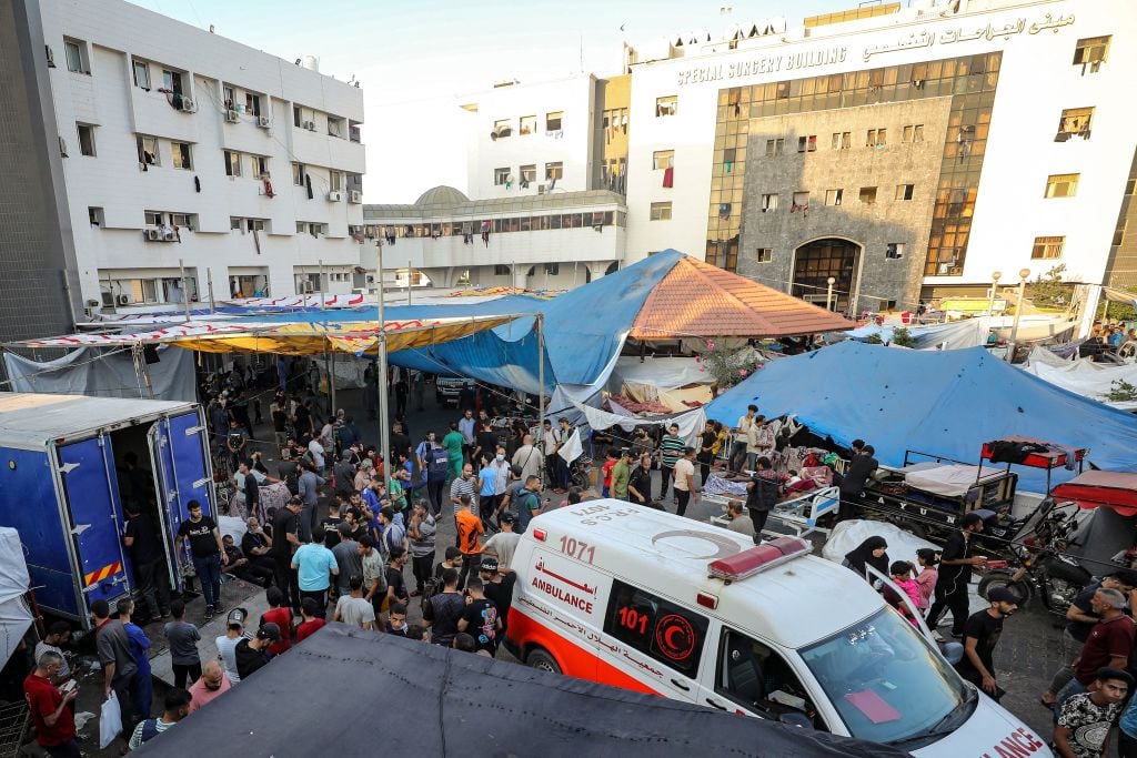 Ambulancias y personas en el exterior del Hospital Al Shifa en la Franja de Gaza