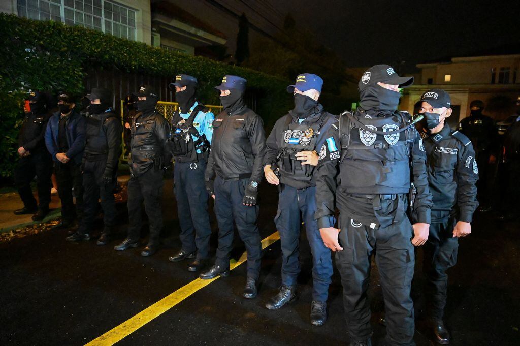 Fuerzas especiales de la policía rodean la casa del expresidente en Tegucigalpa