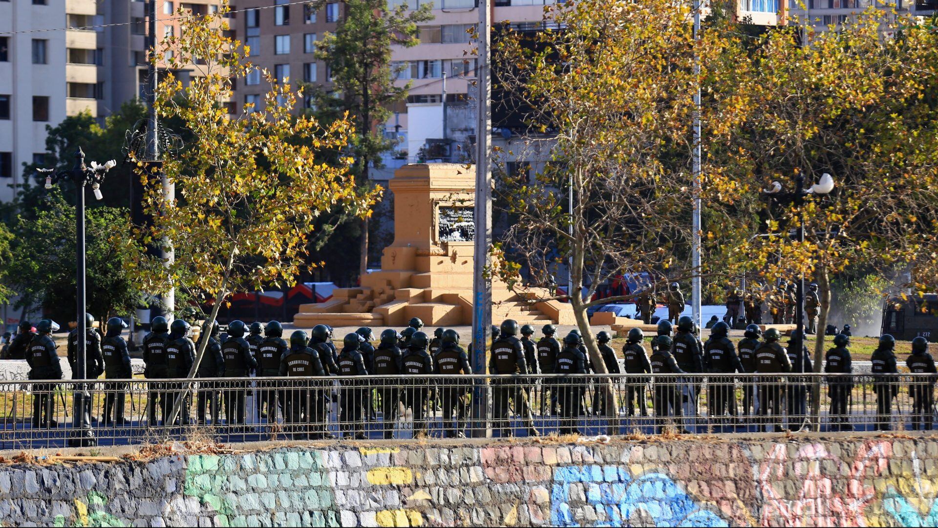 12 de Marzo del 2021/ SANTIAGO
Fuerte resguardo policial de Plaza Baquedano, en medio de la pandemia de Covid-19.
FOTO: JOSÉ FRANCISCO ZÚÑIGA/ AGENCIAUN