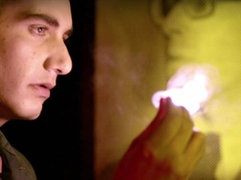 Alex Anwandter quema una foto de Jaime Guzmán en su último videoclip