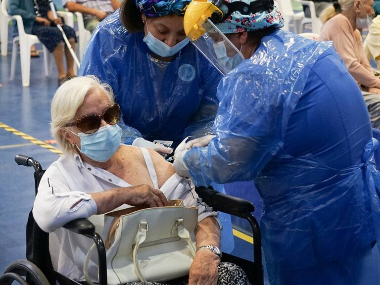 Delfina Guzmán siendo vacunada en Las Condes