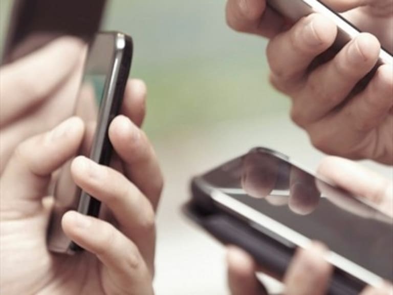 Reconocida marca te reta a vivir un año sin celular por 100 mil dólares