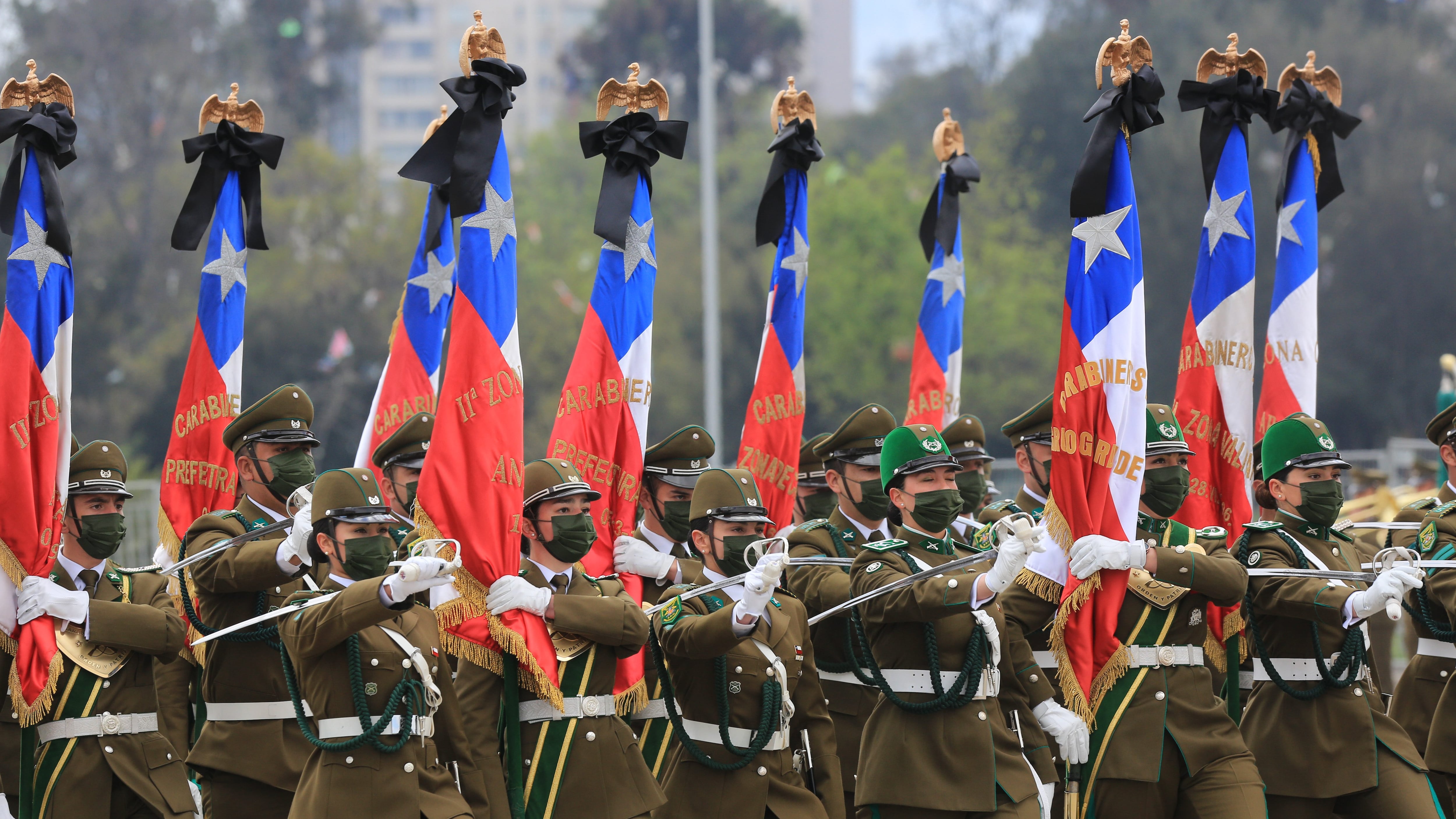Con mascarillas y homenajes: las postales que dejó la Parada Militar 2021