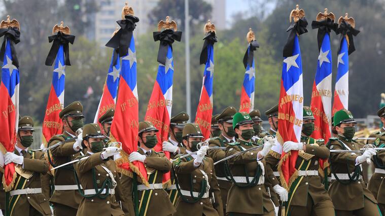 Con mascarillas y homenajes: las postales que dejó la Parada Militar 2021
