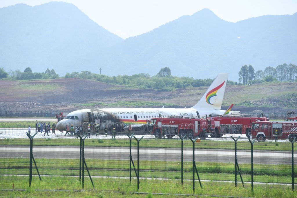 Los equipos de emergencia asisten al avión siniestrado en Chongqing