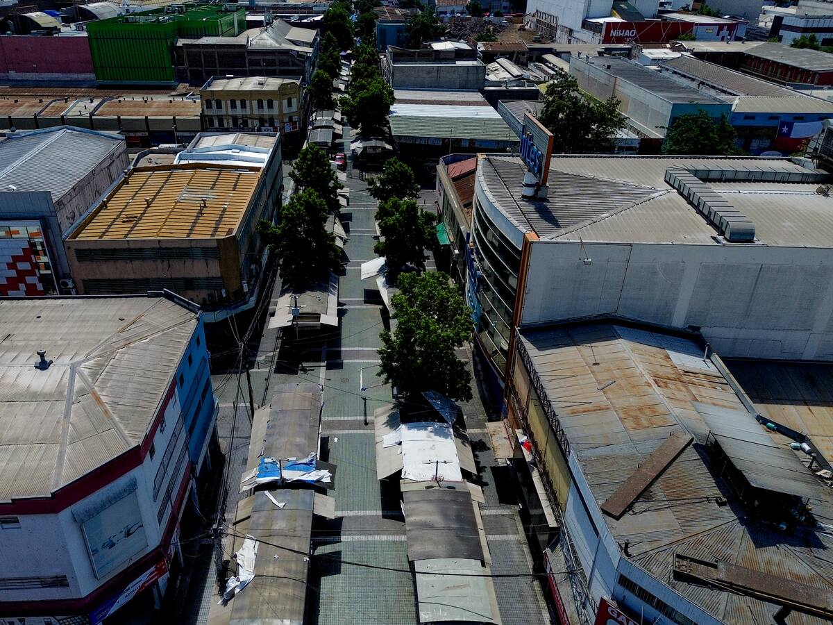 Ciudadano chino muere tras caer desde edificio en Barrio Meiggs: toldos azules dificultaron el paso de la ambulancia