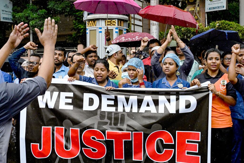 Mujeres y trabajadoras protestan en la ciudad de Calcuta en India por la violación y asesinato de una estudiante de medicina