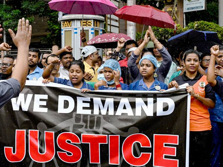 Mujeres y trabajadoras protestan en la ciudad de Calcuta en India por la violación y asesinato de una estudiante de medicina