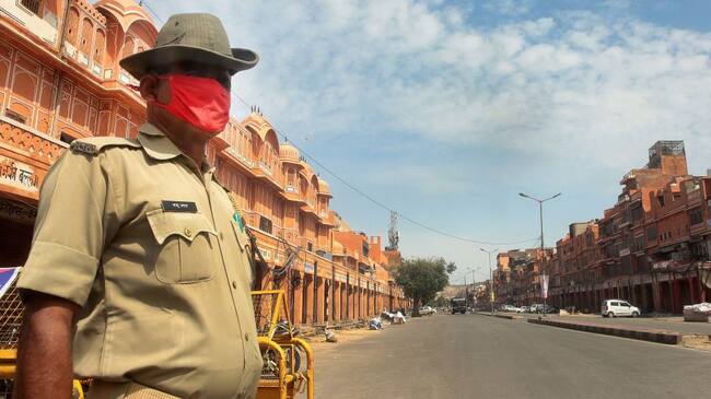 Un policía vigila una calle en la ciudad india de Jaipur