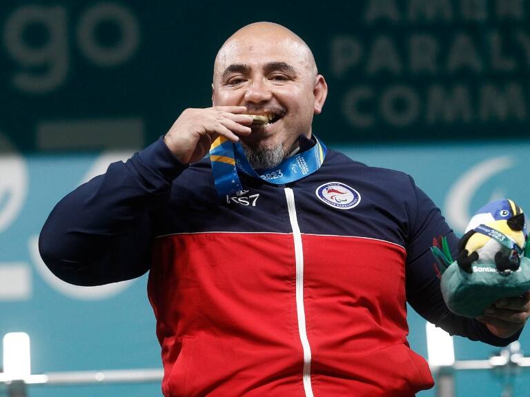 El hombre más fuerte de Chile: Juan Carlos Garrido logra el tricampeonato parapanamericano y la presea de oro en el para powerlifting en Santiago 2023