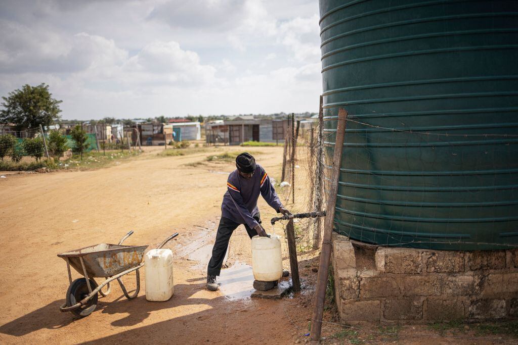 Hombre obtiene agua de un sistema irregular en Sudáfrica