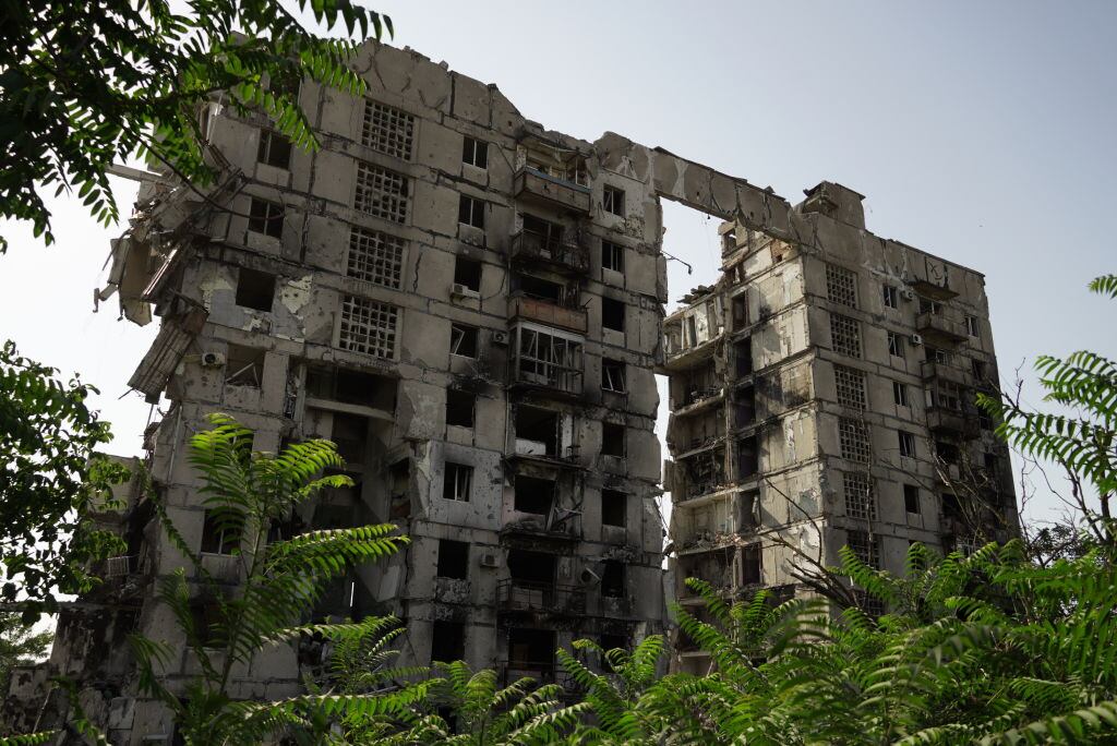 Un edificio destruido en medio de la guerra en una ciudad de Ucrania