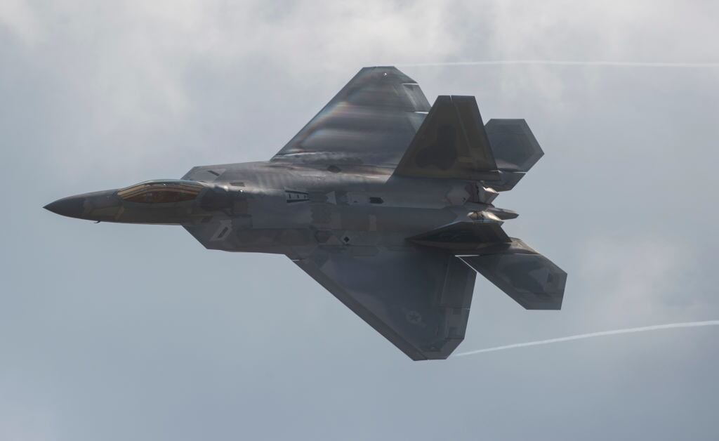 Un caza F-22 Raptor de la fuerza aérea de Estados Unidos en pleno vuelo