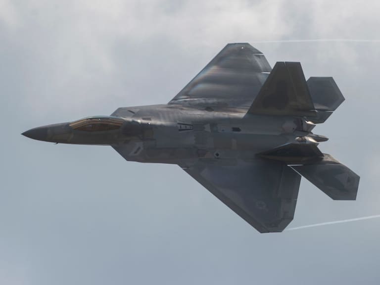 Un caza F-22 Raptor de la fuerza aérea de Estados Unidos en pleno vuelo