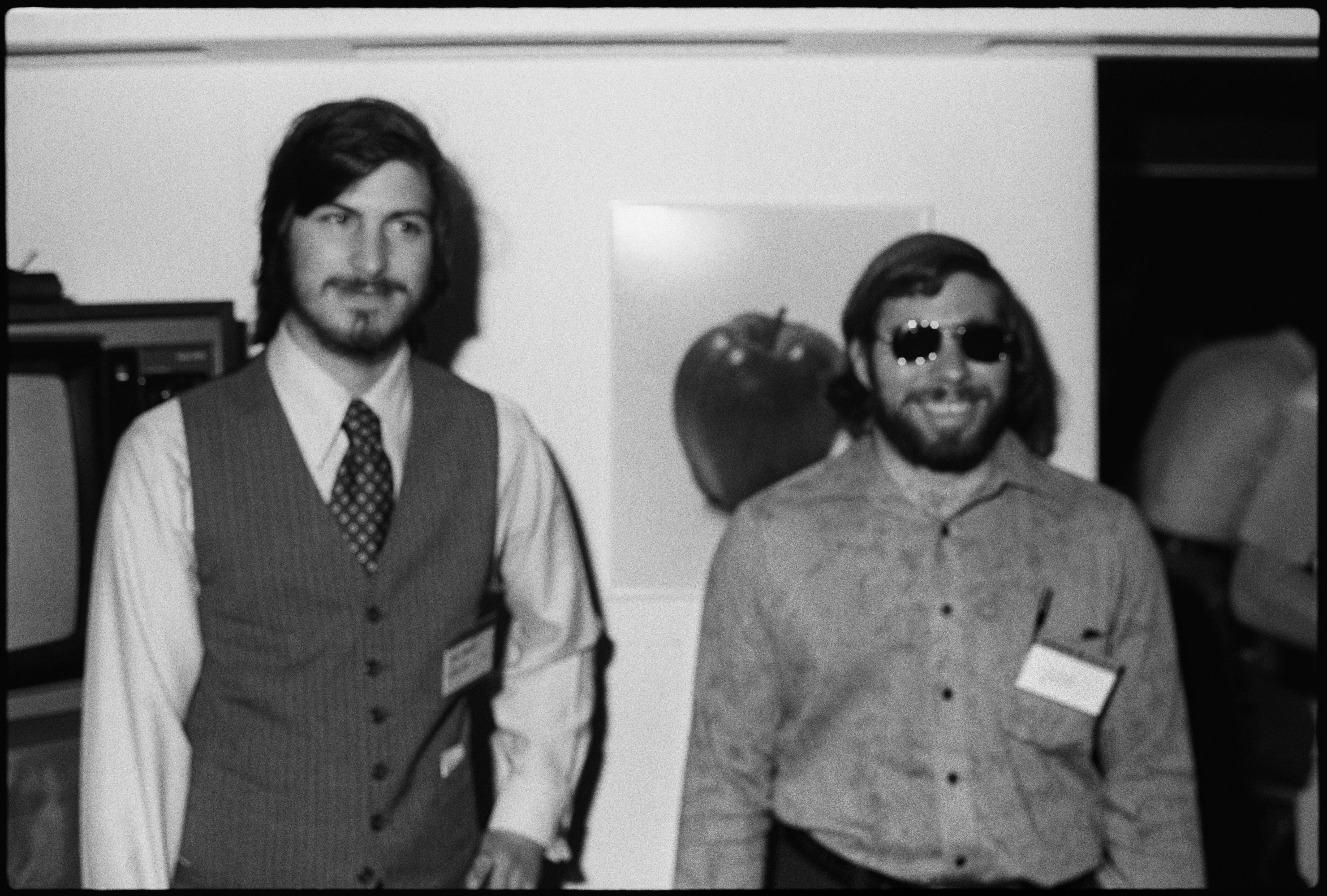 Retrato de los empresarios e ingenieros estadounidenses Steve Jobs (izquierda) y Steve Wozniak, cofundadores de Apple Inc., durante la primera Feria de Computación de la Costa Oeste, donde se presentó la computadora Apple II, en Brooks Hall, San Francisco, California, el 16 o 17 de abril de 1977. (Foto de Tom Munnecke/Getty Images)