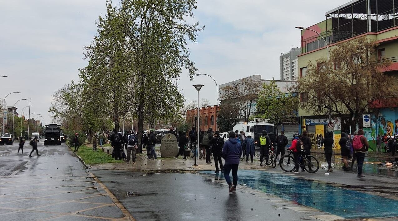 Carabineros se enfrenta a manifestantes en convocatoria en contra la Parada Militar