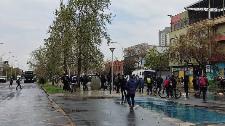 Carabineros se enfrenta a manifestantes en convocatoria en contra la Parada Militar