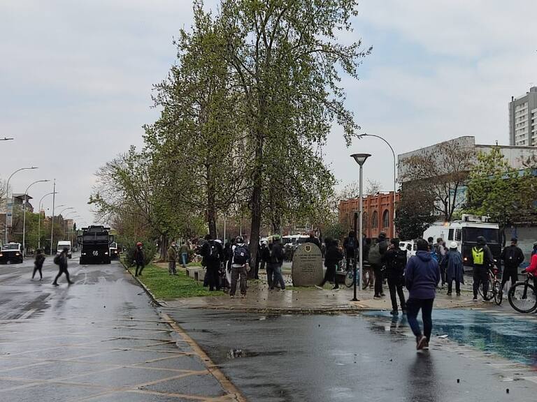 Carabineros se enfrenta a manifestantes en convocatoria en contra la Parada Militar
