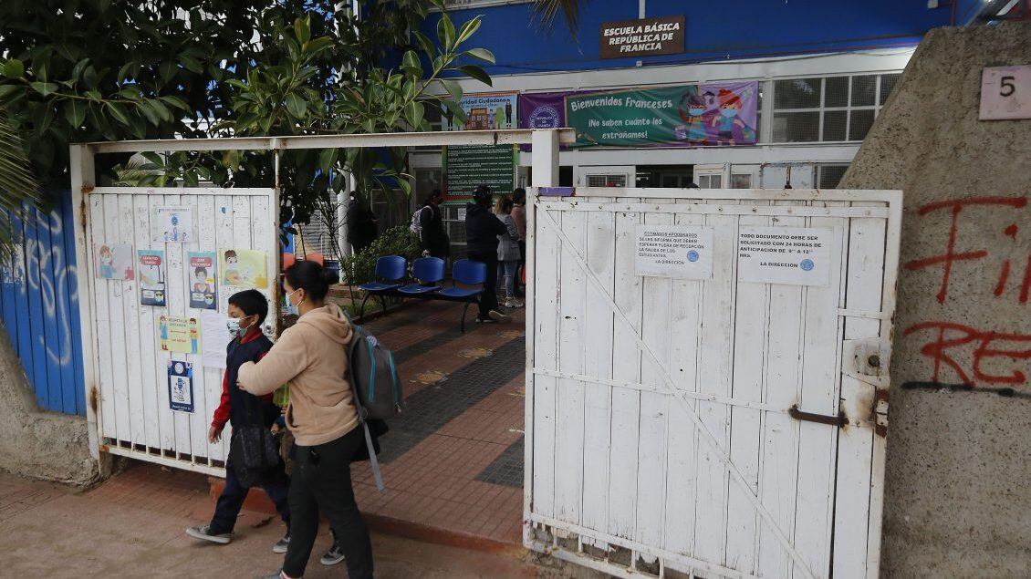 22 DE JUNIO DE 2022/QUINTEROSuspenden clases en la Escuela República de Francia de Quintero, por posible nuevo episodio de contaminación, en donde al menos 14 estudiantes y siete funcionarios habrían tenido síntomas de intoxicación.
FOTO: LEONARDO RUBILAR CHANDIA/AGENCIAUNO