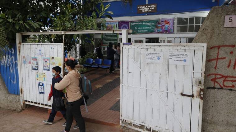 22 DE JUNIO DE 2022/QUINTEROSuspenden clases en la Escuela República de Francia de Quintero, por posible nuevo episodio de contaminación, en donde al menos 14 estudiantes y siete funcionarios habrían tenido síntomas de intoxicación.
FOTO: LEONARDO RUBILAR CHANDIA/AGENCIAUNO