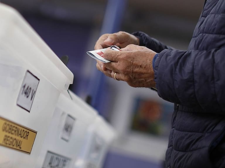 Elecciones 2021: Posible caso de covid-19 obligó a cerrar local de votación en Puente Alto