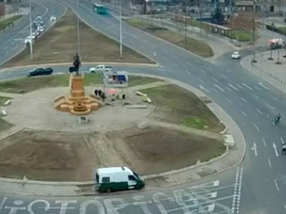 Instalación de estructura en Plaza Baquedano generó diversas reacciones en redes sociales