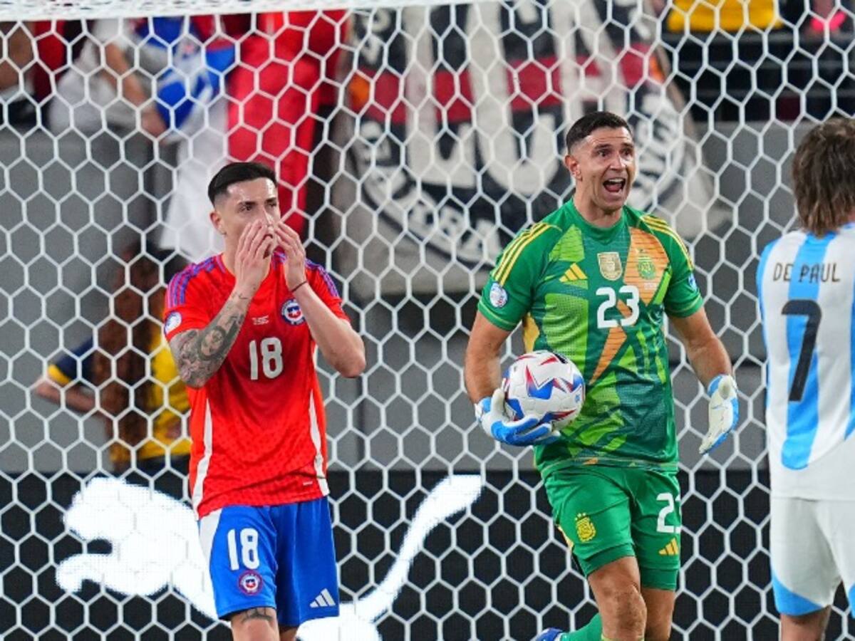 “Dibu” Martínez aclaró su polémico gesto ante hinchas chilenos y reveló lo que le dijo a Claudio Bravo tras el partido